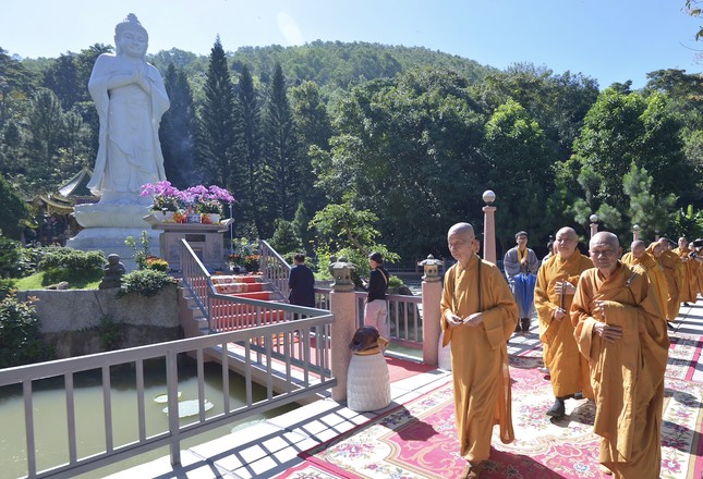 Hữu nhiễu tôn tượng sau nghi thức an vị