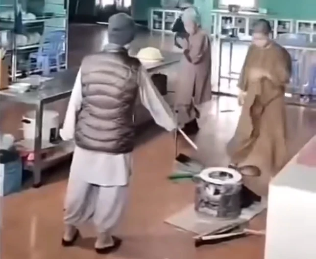 Người cầm roi quay lưng trong hình trích từ clip do ông Ng.M. quay ngày 21-10-2023 và sau đó đưa lên mạng xã hội gây bức xúc dư luận được Ban Trị sự GHPGVN huyện Đức Trọng xác nhận là Sư cô Thích nữ Vạn Ngọc Người cầm roi quay lưng trong hình trích từ clip do ông Ng.M. quay ngày 21-10-2023 và sau đó đưa lên mạng xã hội gây bức xúc dư luận được Ban Trị sự GHPGVN huyện Đức Trọng xác nhận là Sư cô Thích nữ Vạn Ngọc