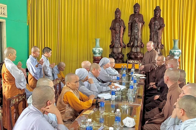 Buổi làm việc của đại diện Ban Trị sự tỉnh, huyện Đức Trọng với chư Ni tại thiền viện Long Tượng, nơi xảy ra vụ việc trong clip Ni cô đánh người Buổi làm việc của đại diện Ban Trị sự tỉnh, huyện Đức Trọng với chư Ni tại thiền viện Long Tượng, nơi xảy ra vụ việc trong clip Ni cô đánh người