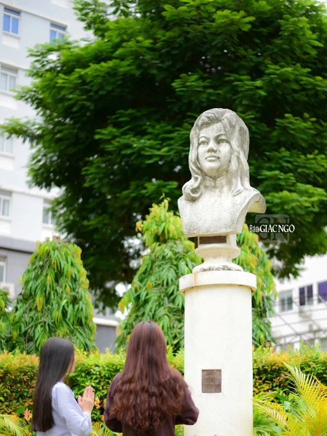 Còn tượng Nữ sinh liệt sĩ Quách Thị Trang an trí tạm tại công viên Bách Tùng Diệp (Q.1) - Ảnh: Quảng Đạo