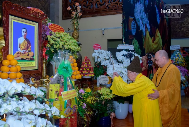 Trưởng lão Hòa thượng Thích Đức Nghiệp quang lâm thắp hương tưởng niệm