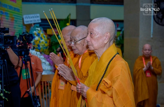 Đức Pháp chủ GHPGVN thắp hương tưởng niệm