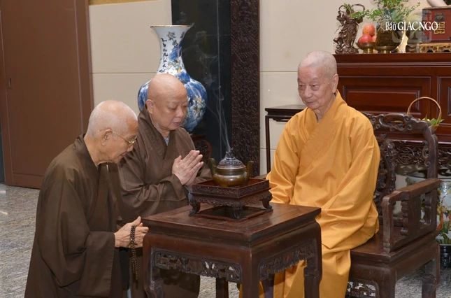 Trưởng lão Hòa thượng Thích Minh Thông và Hòa thượng Thích Lệ Trang bạch trình Đức Pháp chủ GHPGVN, Chứng minh đạo sư Ban Trị sự Phật giáo TP.HCM về danh sách giới sư Đại giới đàn Bửu Huệ