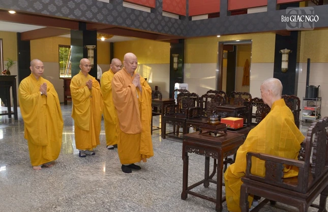 Hòa thượng Chánh Chủ đàn và đại diện Ban Kiến đàn Đại giới đàn Bửu Huệ tác bạch trước Đức Pháp chủ GHPGVN