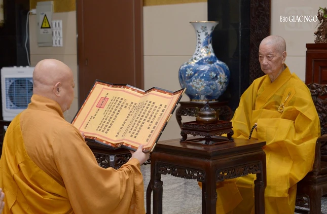 Hòa thượng Thích Lệ Trang cung tuyên văn thỉnh