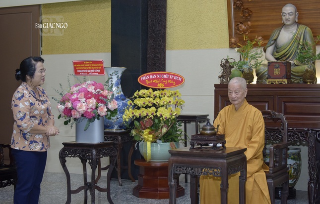 Bà Trần Kim Yến, Ủy viên Ban Thường vụ Thành ủy, Chủ tịch Ủy ban MTTQVN TP.HCM thông tin về tình hình của Thành phố đến Đức Pháp chủ GHPGVN