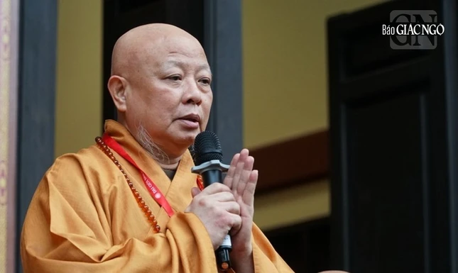 Hòa thượng Chánh Chủ đàn sách tấn các giới tử