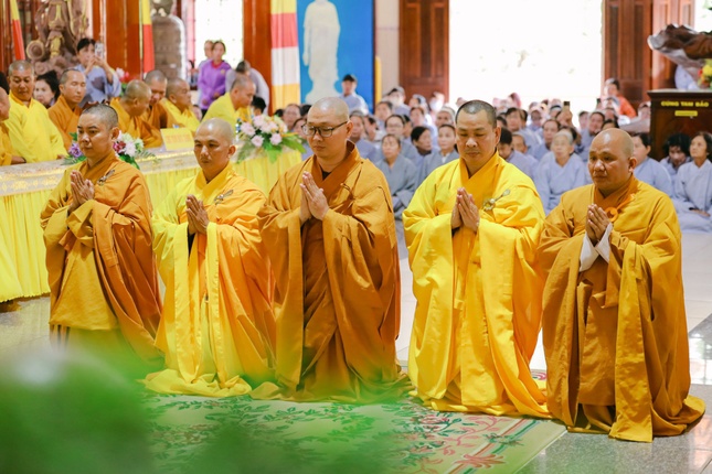 Thượng tọa Thích Minh Thuận, tân trụ trì chùa Hồng Liên dâng lời phát nguyện