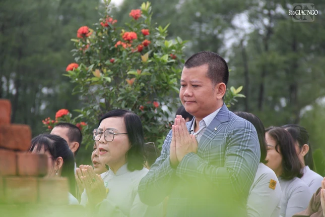 Ông Lê Trung Phong, Tổng Giám đốc công ty Nhật Tiến cùng Ban Quản lý nghĩa trang Công viên Vĩnh Hằng tưởng niệm