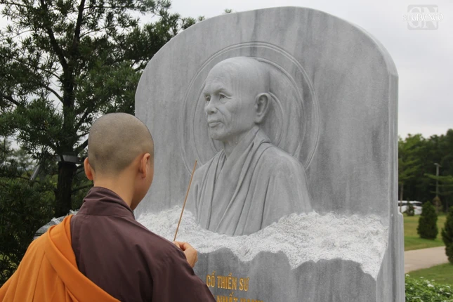 Phù điêu chân dung Thiền sư Thích Nhất Hạnh