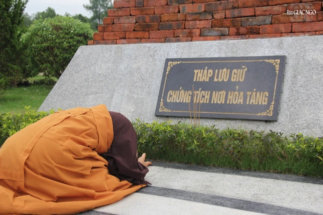 Những viên gạch này chính là vật liệu được các chuyên viên kỹ thuật làm đồng ở phường Phường Đúc sử dụng làm lò hỏa táng trà-tỳ nhục thân Đại lão Hòa thượng Trí Quang và Thiền sư Thích Nhất Hạnh