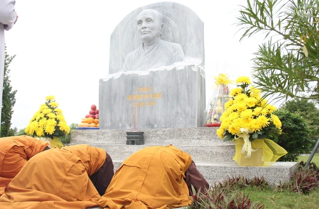 Đảnh lễ trước chân dung Đại lão Hòa thượng Thích Trí Quang