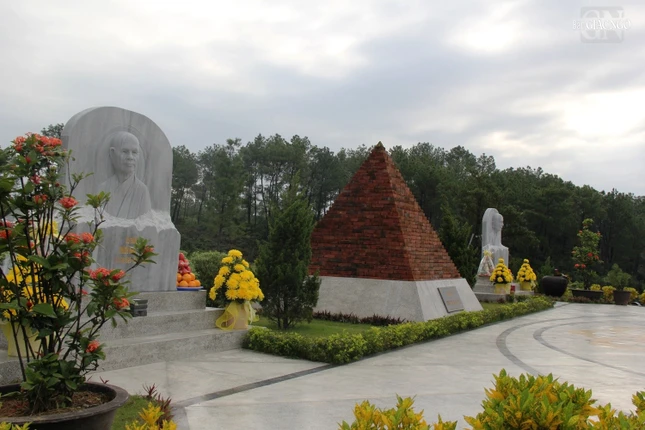 Không gian tưởng niệm trong khuôn viên nghĩa trang Vĩnh Hằng được thiết kế tối giản để tưởng nhớ những bậc Thầy hướng dẫn tâm linh có tầm ảnh hưởng lớn đối với Phật giáo Việt Nam và thế giới