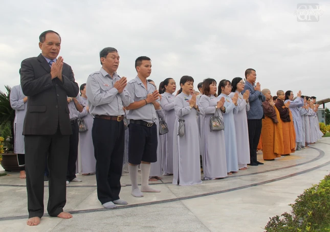 Phật tử tham dự đồng tụng sám nguyện