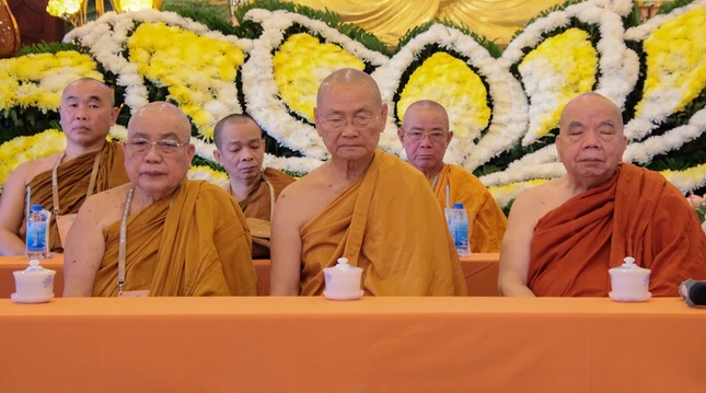 Chư tôn giáo phẩm hệ phái Phật giáo Nam tông Kinh quang lâm tham dự