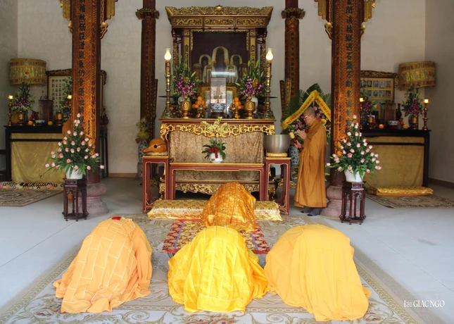 Chư Hòa thượng đảnh lễ tưởng niệm Đại lão Hòa thượng Thích Trí Quang