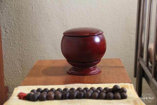 Bình bát và chuỗi tràng hạt