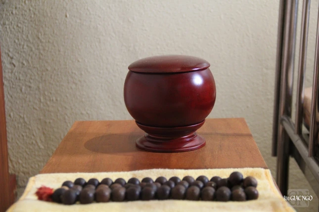 Bình bát và chuỗi tràng hạt