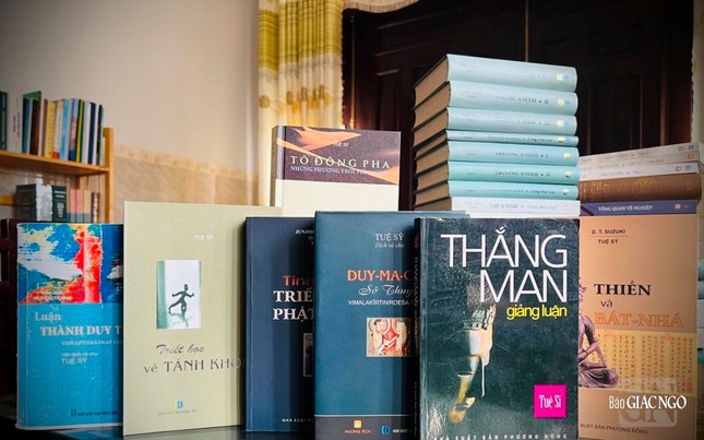 Một số hình ảnh về Hòa thượng Thích Tuệ Sỹ cùng chư tôn đức đảnh lễ Giác linh Trưởng lão Hòa thượng Thích Minh Châu tại thiền viện Vạn Hạnh và gần 30 tác phẩm, trong đó có những tác phẩm nhiều tập, của Hòa thượng xuất bản, tái bản trong nước