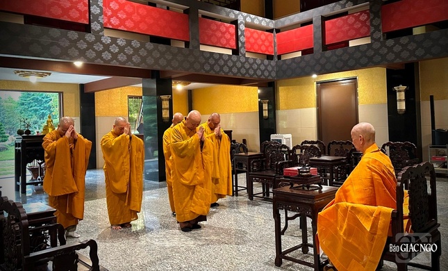 Chư tôn đức đảnh lễ