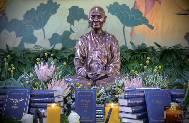 Tượng Hòa thượng Thích Tuệ Sỹ tôn trí tại lễ đường