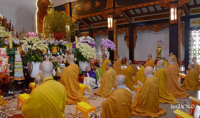 Thời kinh tại chánh điện với sự tham dự của Hòa thượng Yamamoto Yuki và phái đoàn Nhật Bản