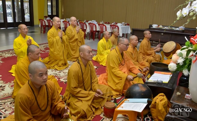 Chư Tăng Ni tổ đình Vĩnh Nghiêm vân tập trang nghiêm cử hành nghi thức cúng Tổ truyền thống.