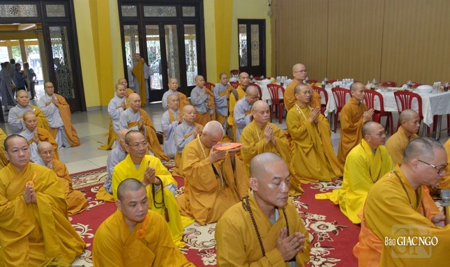 Chư Tăng cử hành nghi thức cúng Tổ truyền thống