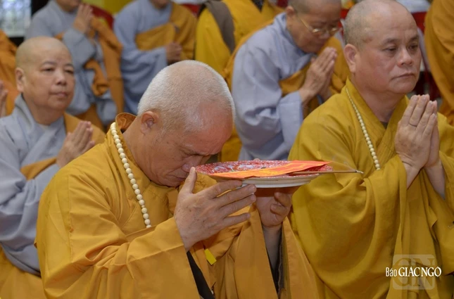 Thượng tọa Thích Giác Dũng đội sớ trong lễ cúng Tổ
