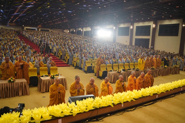 Hòa thượng Trưởng ban Tổ chức tác bạch tri ân và phát nguyện "y giáo phụng hành"