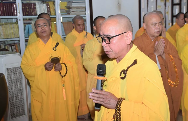 Thượng tọa Thích Tín Thuận sám chủ lễ cúng ngọ