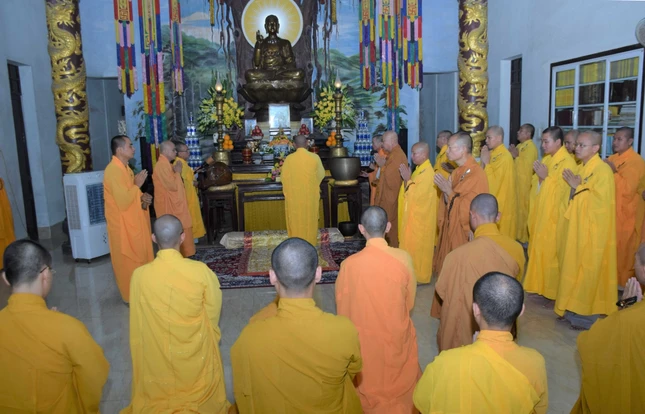 Lễ cúng ngọ tại chánh điện chùa Phật Học Quảng Trị