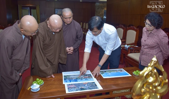 Quận ủy viên, Phó Chủ tịch UBND Q.1 Nguyễn Quang Vinh trình bày chi tiết về các vị trí dự kiến đặt tượng đài