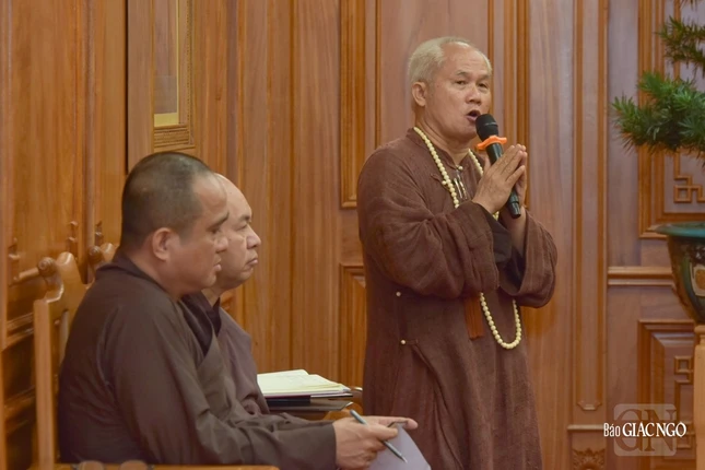 Thượng tọa Thích Giác Dũng khải trình các nội dung và chương trình phiên họp Thượng tọa Thích Giác Dũng khải trình các nội dung và chương trình phiên họp