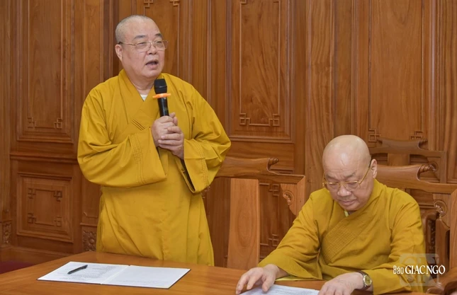 Với nhiều góc độ Với nhiều góc độ