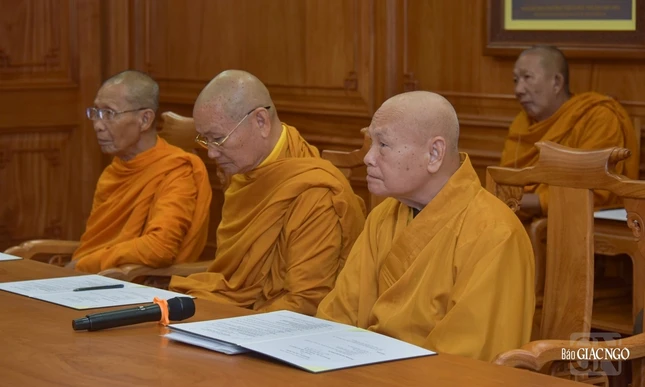 Lắng nghe và ghi nhận các ý kiến Lắng nghe và ghi nhận các ý kiến