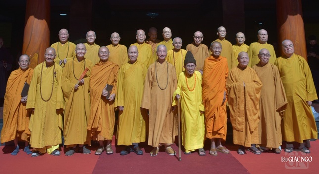 Chư tôn Trưởng lão tham dự phiên họp tại Việt Nam Quốc Tự