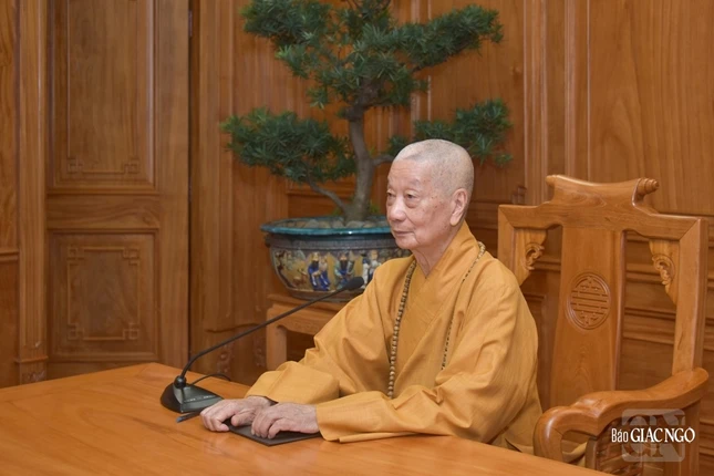 Đức Pháp chủ chủ trì và điều hành phiên họp Đức Pháp chủ chủ trì và điều hành phiên họp