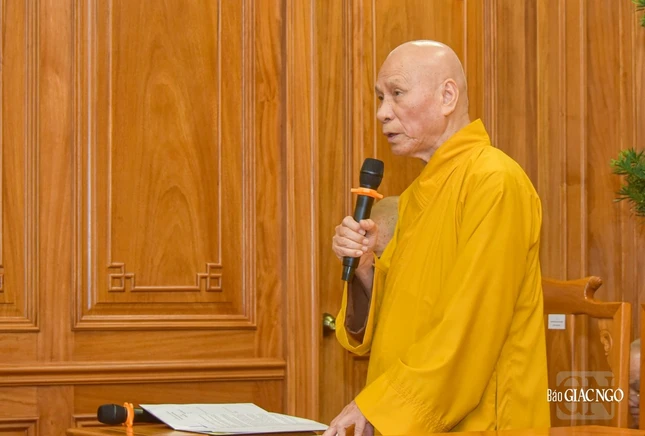 Trưởng lão Hòa thượng Thích Giác Quang, Phó Pháp chủ điều hành phần lấy ý kiến biểu quyết theo phương pháp đặc thù của Tăng