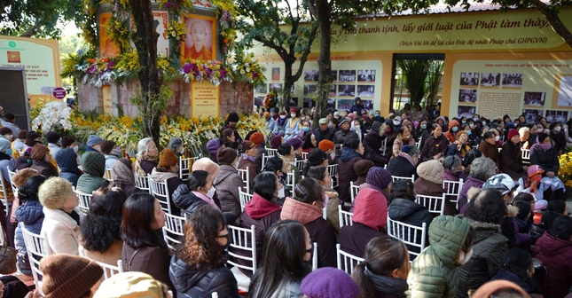 Đông đảo Phật tử về chùa Quảng Bá dự Lễ tưởng niệm 30 năm ngày Đức Đệ nhất Pháp chủ GHPGVN viên tịch