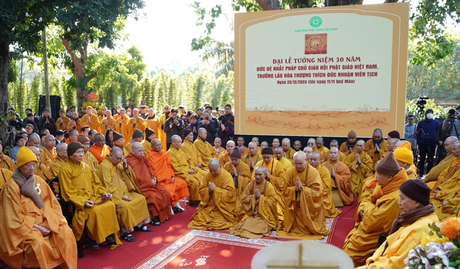 Đông đảo Tăng Ni tham dự