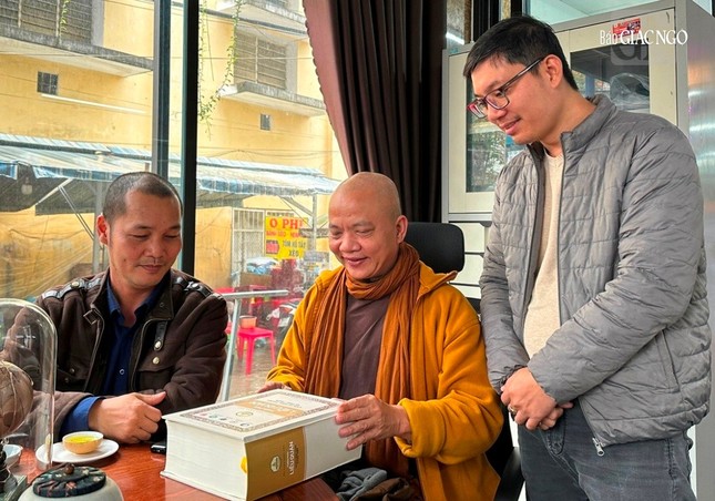 Thượng tọa Thích Không Nhiên và các cộng sự in ấn kỷ yếu phục vụ hội thảo Thượng tọa Thích Không Nhiên và các cộng sự in ấn kỷ yếu phục vụ hội thảo