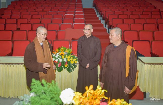 Thượng tọa Thích Nguyên Đạt (đứng bên trái) tại hội trường Hoa Sen