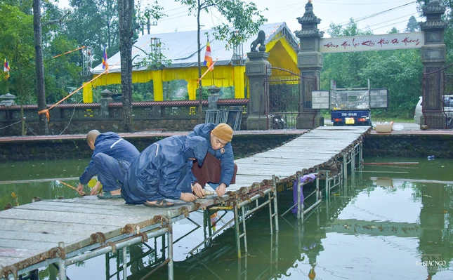 Nối cầu tạm qua hồ trước bảo tháp