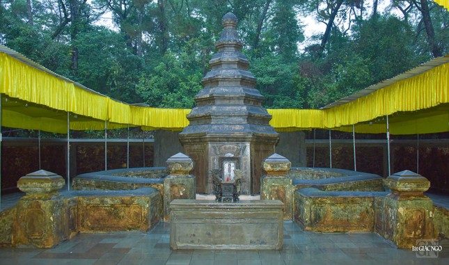 Dựng rạp bên trong bảo tháp Tổ sư Thiệt Diệu Liễu Quán