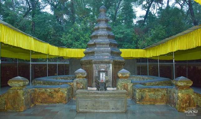 Dựng rạp bên trong bảo tháp Tổ sư Thiệt Diệu Liễu Quán