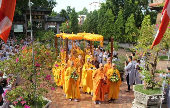 Cung đón Hòa thượng quang lâm chùa Từ Đàm Cung đón Hòa thượng quang lâm chùa Từ Đàm