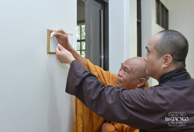 Hòa thượng Thích Giác Toàn và Thượng tọa Thích Tâm Hải cùng mở bảng giới thiệu