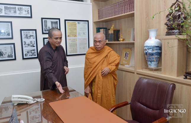 Chiếc bàn Tổng Biên tập Báo Giác Ngộ được sử dụng từ năm 1975