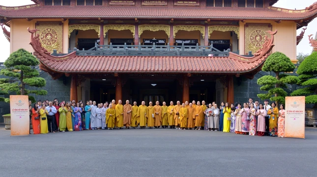 Ban Thông tin - Truyền thông GHPGVN TP.HCM trước Việt Nam Quốc Tự trong Lễ tổng kết hoạt động năm 2023